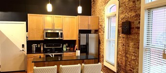 Luxury Downtown JB Condo-Designated Parking!