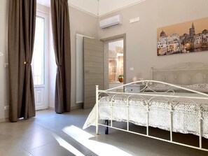 1 habitación, tabla de planchar con plancha, wifi gratis y ropa de cama 