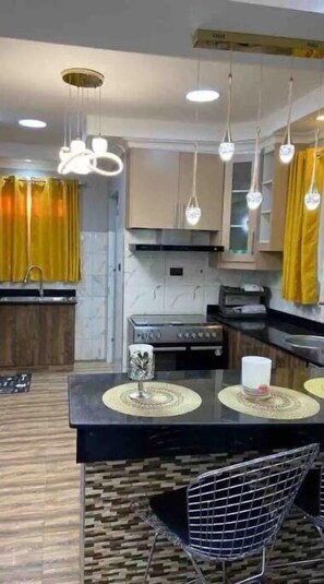 Kühlschrank, Mikrowelle, Ofen, Herdplatte