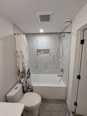 ヘアドライヤー、タオル、石鹸、シャンプー