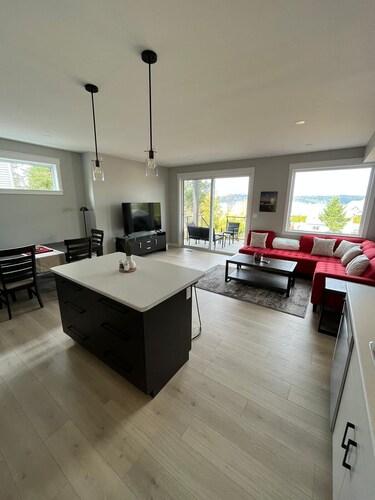 Stunning Ocean Views and a Short Stroll to Downtown