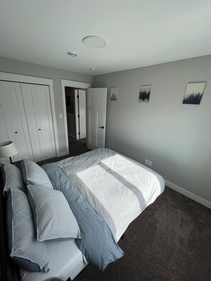 3 bedrooms, iron/ironing board, WiFi, bed sheets - Stunning Ocean Views and a Short Stroll to Downtown (Campbell River)