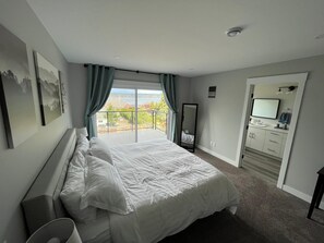 3 bedrooms, iron/ironing board, WiFi, bed sheets - Stunning Ocean Views and a Short Stroll to Downtown (Campbell River)