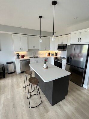 Fridge, microwave, oven, stovetop - Stunning Ocean Views and a Short Stroll to Downtown (Campbell River)