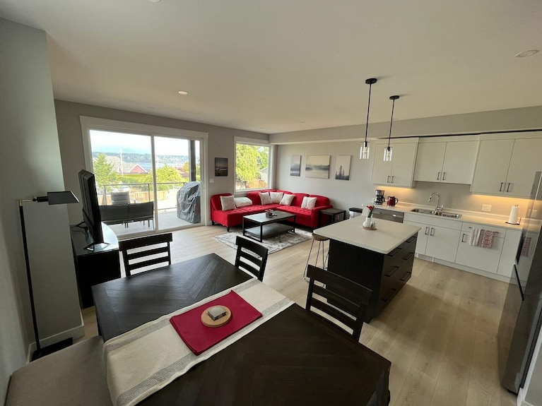 Stunning Ocean Views And A Short Stroll To Downtown - Campbell River