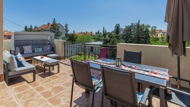 A patio with a table and chairs, a sofa, and a grill. - Beautiful apartment for 5 guests with WIFI, A/C, TV and terrace (Medulin)