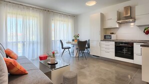 Un appartamento moderno con soggiorno, sala da pranzo e cucina.
