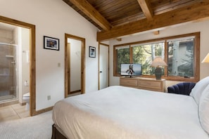 4 Schlafzimmer, Schreibtisch, Bügeleisen/Bügelbrett, WLAN