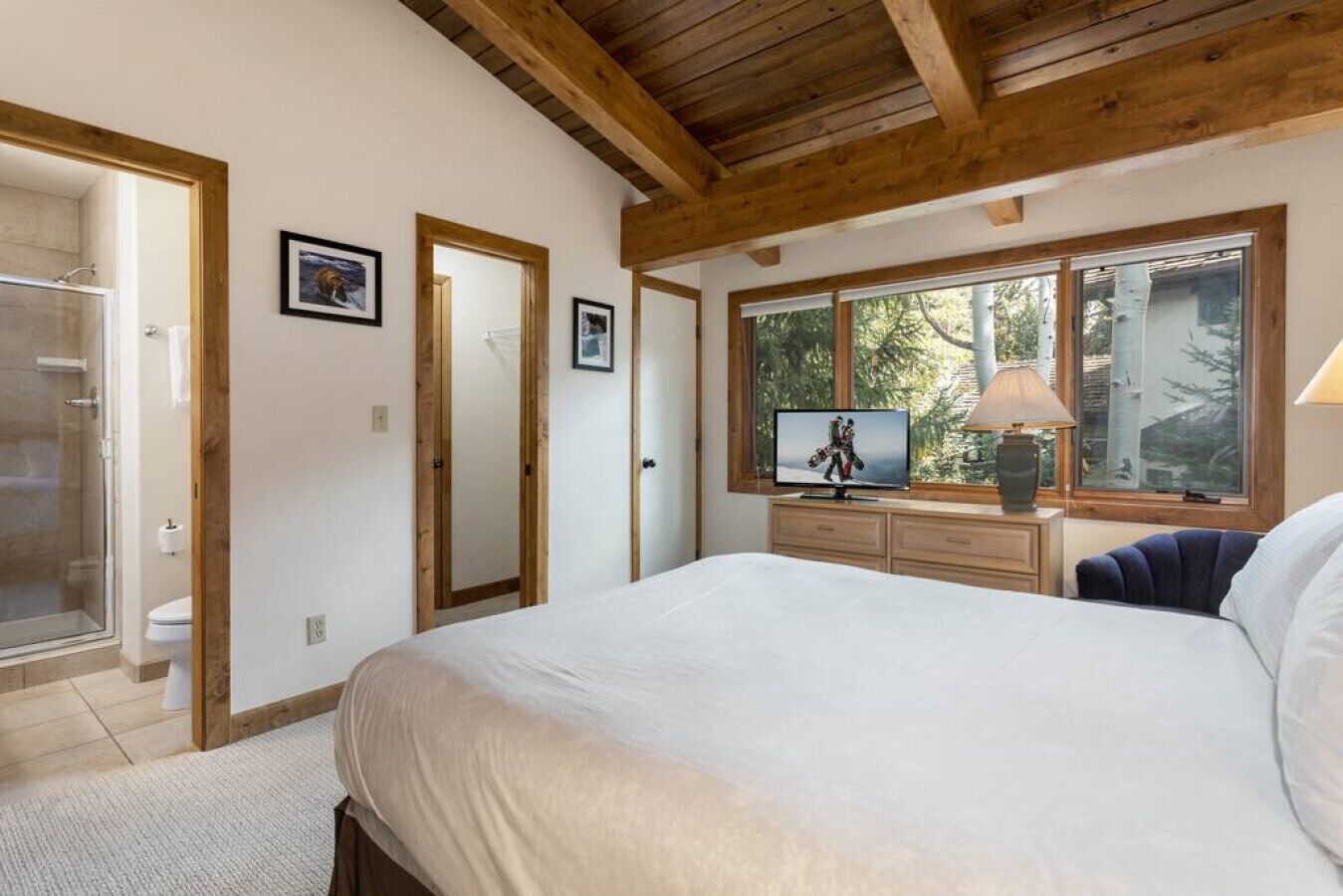 4 bedrooms, desk, iron/ironing board, WiFi