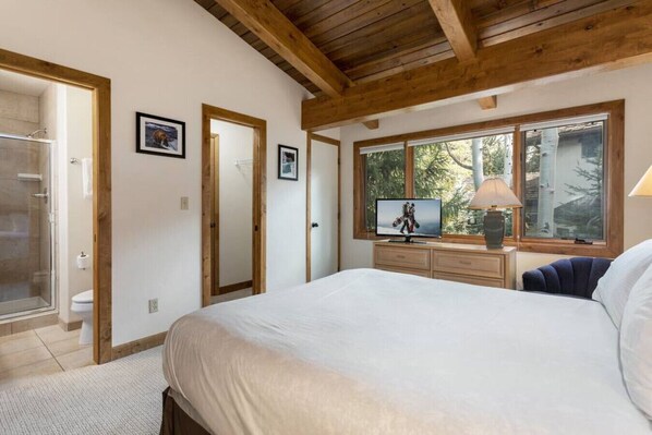 4 bedrooms, desk, iron/ironing board, WiFi