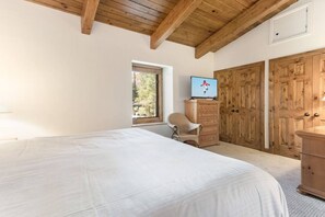 4 bedrooms, desk, iron/ironing board, WiFi