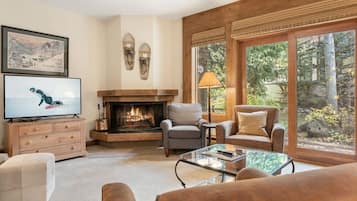 Télévision, cheminée