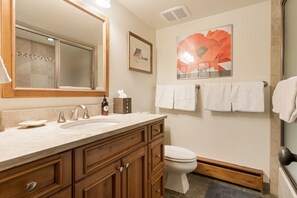 Hair dryer, towels - Steps to Vail Bus - Ptarmigan Townhome (Vail)