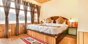 Deluxe Double Room, 1 Double Bed | Individually furnished, soundproofing, iron/ironing board