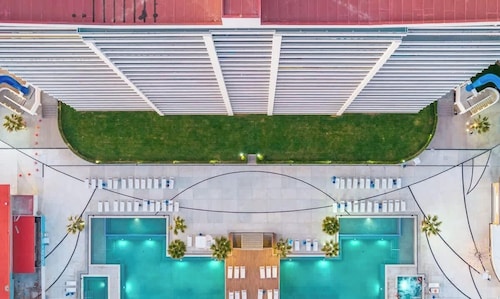 Encantame Towers |Grass Wall |HeatedLazyRiver
