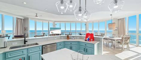 Geladeira, micro-ondas, fogão, cooktop