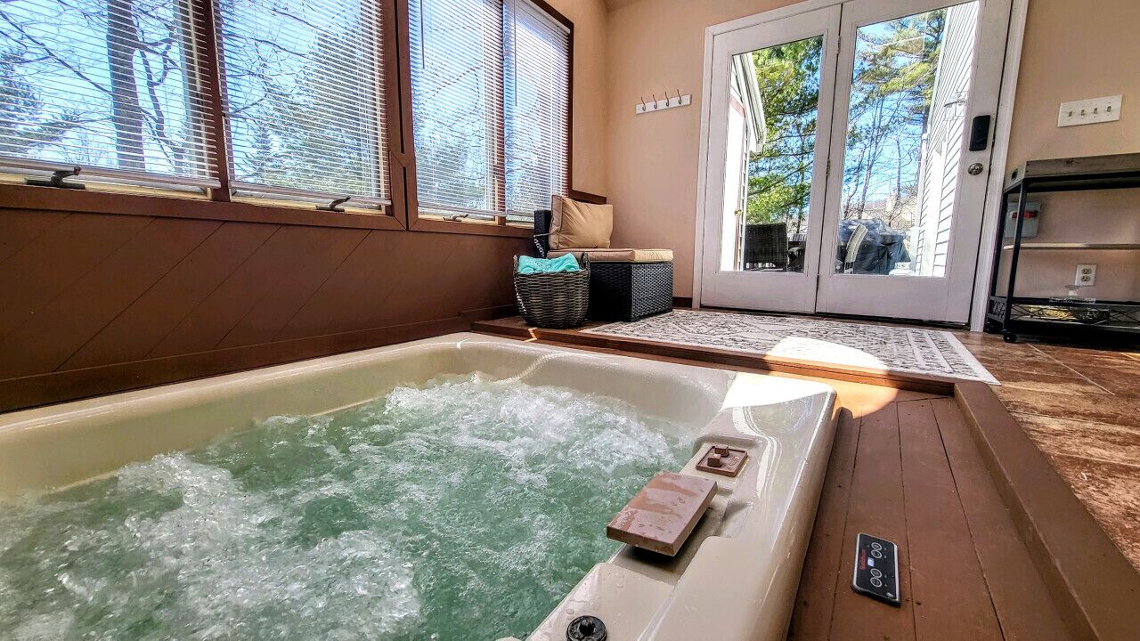 Indoor Hot Tub Spa Room! GameRoom! Huge LivingRoom