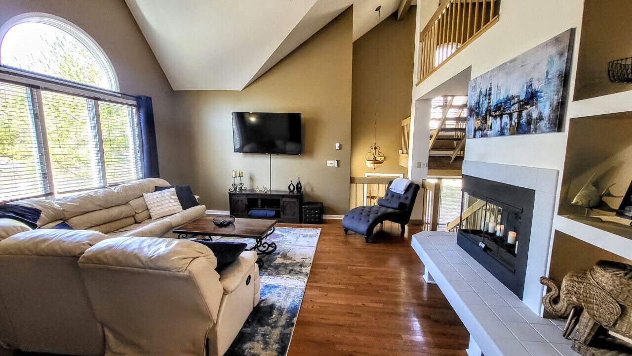 Indoor Hot Tub Spa Room! GameRoom! Huge LivingRoom