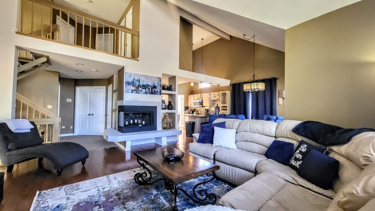 Indoor Hot Tub Spa Room! GameRoom! Huge LivingRoom