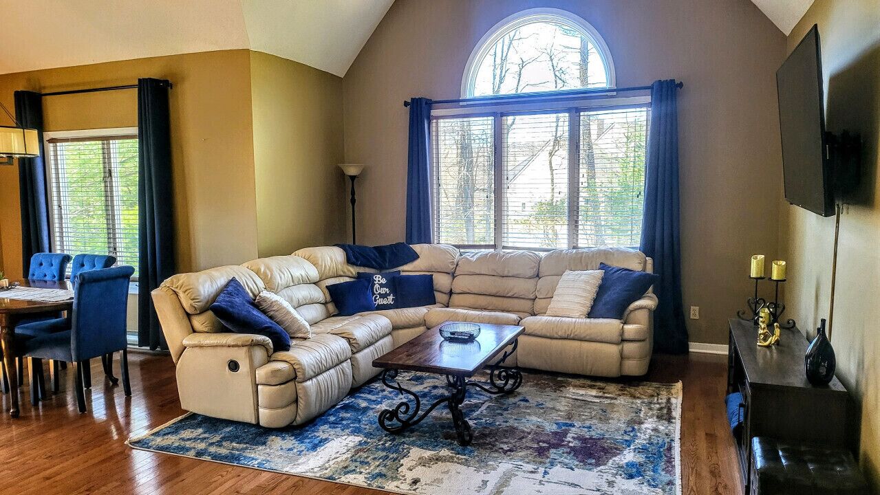 Indoor Hot Tub Spa Room! GameRoom! Huge LivingRoom