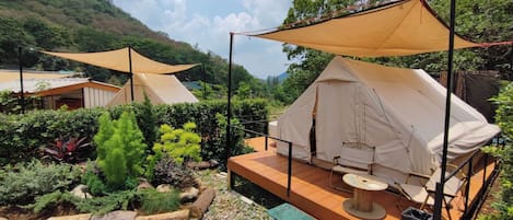 Tienda familiar, 1 cama de matrimonio, vistas a la montaña, junto a la montaña | 1 dormitorio y wifi gratis