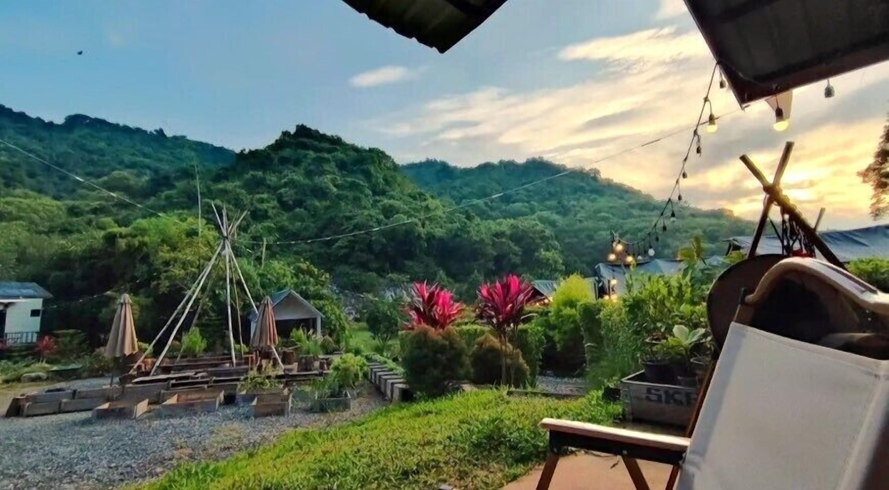 Family Tent, 1 Queen Bed, Mountain View, Mountainside | Living area