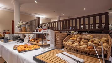 Desayuno buffet (EUR 17.5 por persona)