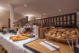 Desayuno buffet diario (EUR 17.5 por persona)