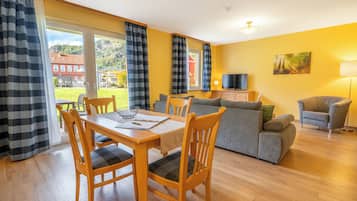 Apartment, 1 Queen-Bett und Schlafsofa, Nichtraucher, Terrasse | Wohnbereich | 40-Zoll-Flachbildfernseher mit Kabelempfang, Fernseher, Fußbodenheizung