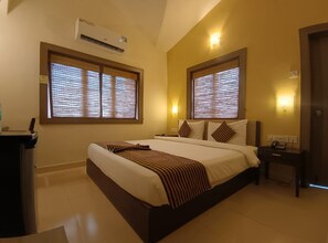 Deluxe Room | Egyptian cotton sheets, premium bedding, desk, iron/ironing board - Golden Landmark Green Valley Beach Resort (Panaji)