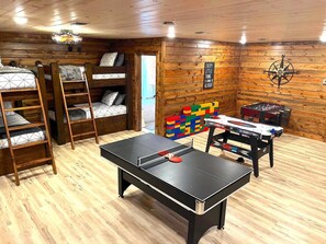 Game room - Lofted Pines, Hot Tub, Foosball, Air Hockey, Corn Hole, Horse Shoes, Table Arcade, Tetherball (Broken Bow)