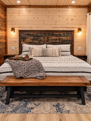 Cozy Rustic Cabin Bedroom - Lofted Pines, Hot Tub, Foosball, Air Hockey, Corn Hole, Horse Shoes, Table Arcade, Tetherball (Broken Bow)