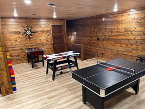 Game room - Lofted Pines, Hot Tub, Foosball, Air Hockey, Corn Hole, Horse Shoes, Table Arcade, Tetherball (Broken Bow)