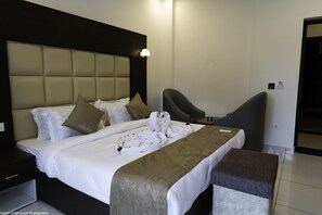 Egyptian cotton sheets, premium bedding, pillow-top beds - Mountain Midst (Dehradun)