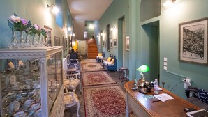 Eine Diele mit Treppe, Sitzgelegenheit und einer Glasvitrine.