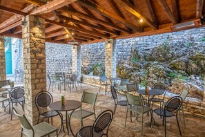 Terrace/patio - Old School Hotel (North Tzoumerka)