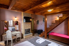 Individually furnished, desk, laptop workspace, soundproofing - Old School Hotel (North Tzoumerka)