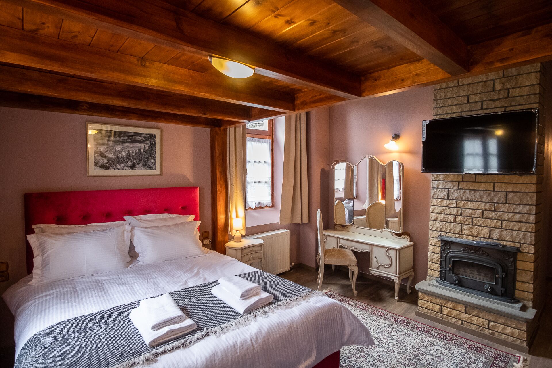 Deluxe Suite | Desk, laptop workspace, soundproofing, WiFi (free)