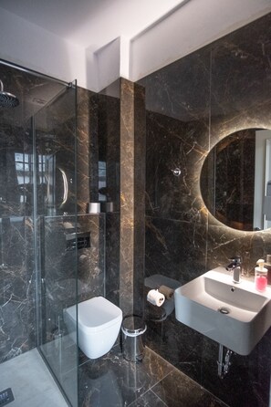 Habitación triple Deluxe | Baño | Artículos de higiene personal gratuitos, secador de pelo y zapatillas