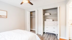 A bedroom with a bed, a wardrobe, and a ceiling fan. - Cozy, Central 1B Apt Close to UC Hospitals, DT (Norwood)