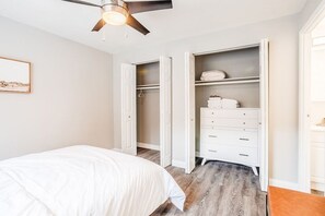 1 bedroom, iron/ironing board, free WiFi, bed sheets - Cozy, Central 1B Apt Close to UC Hospitals, DT (Norwood)