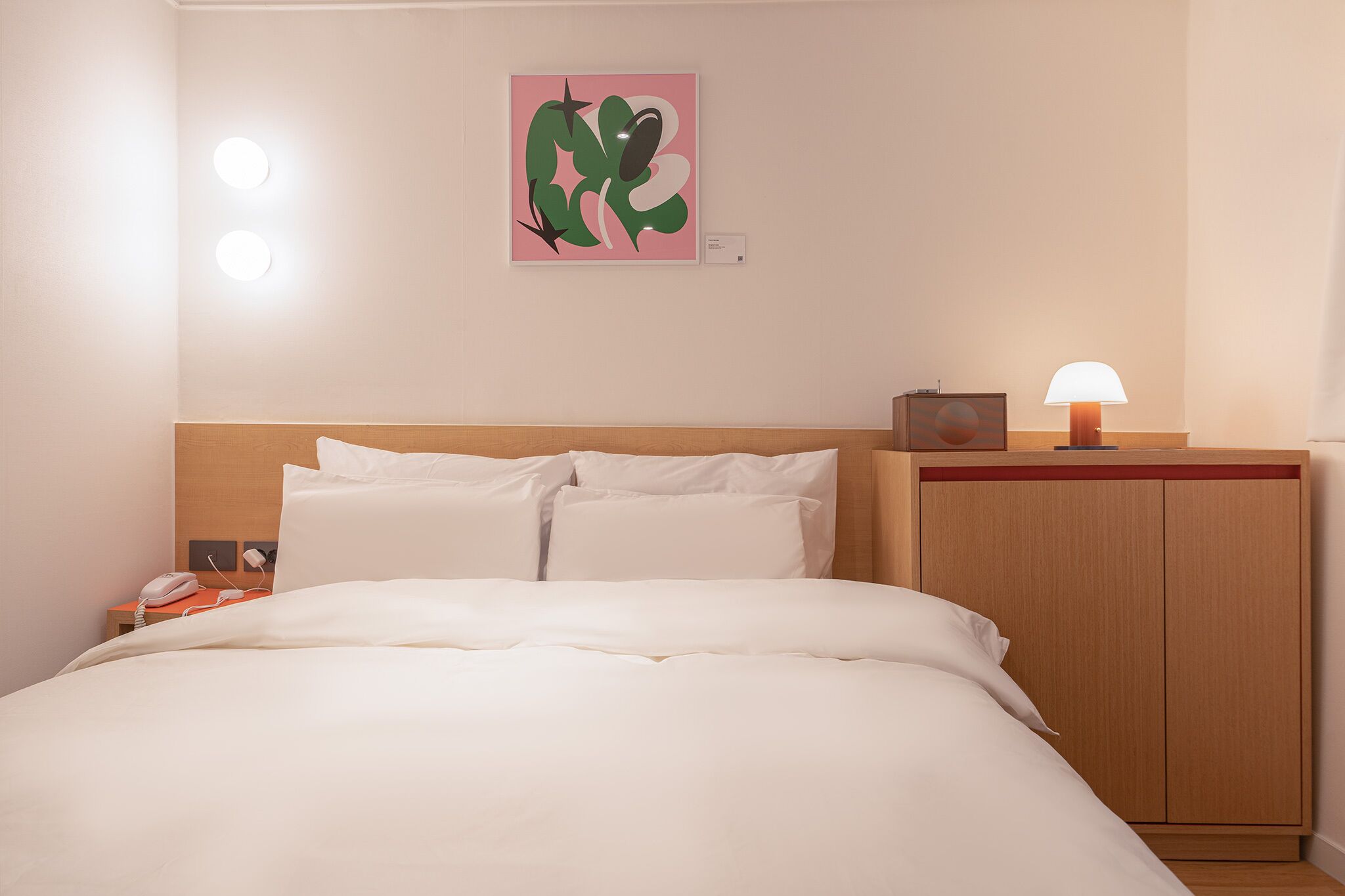 Hochwertige Bettwaren, Schreibtisch, laptopgeeigneter Arbeitsplatz