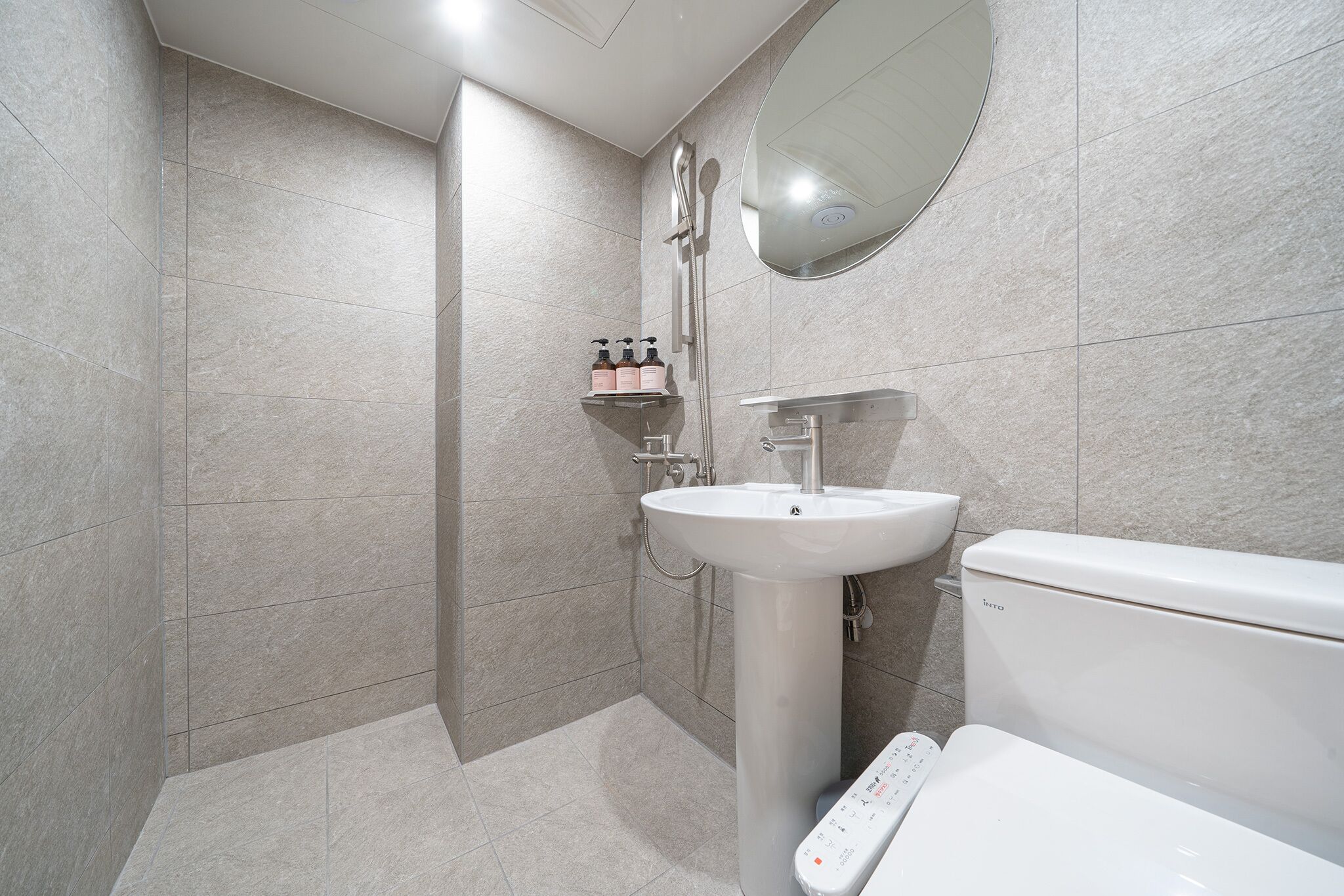 Cartoon | Bathroom | Hair dryer, towels, shampoo, toilet paper