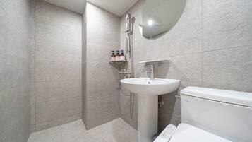 Cartoon | Baðherbergi | Hárblásari, handklæði, sjampó, salernispappír