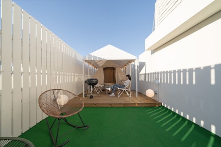 Camp | Premium bedding, desk, laptop workspace, free WiFi