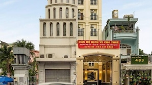 A multi-story building with a prominent entrance and a signboard. - 2/studio Neuf, Confortable et Coloré Avec Balcon (Ho Chi Minh City)