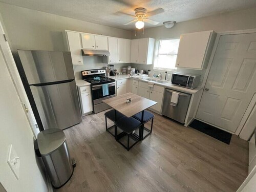 642 Ridgeway · NEW! King Beds, 86` Roku TV, Firepit & Grill