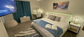 642 Ridgeway · NEW! King Beds, 86` Roku TV, Firepit & Grill