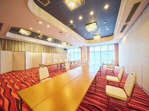 A conference room with a long table, chairs, and a patterned carpet. - Nonsmoking Single with free WiFi / Minamimatsuura-gun Nagasaki (Minamimatsuura-gun)