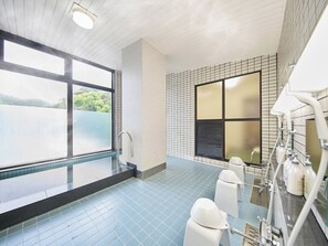 Een moderne badkamer met een groot raam, een wastafel en een douchehoek.